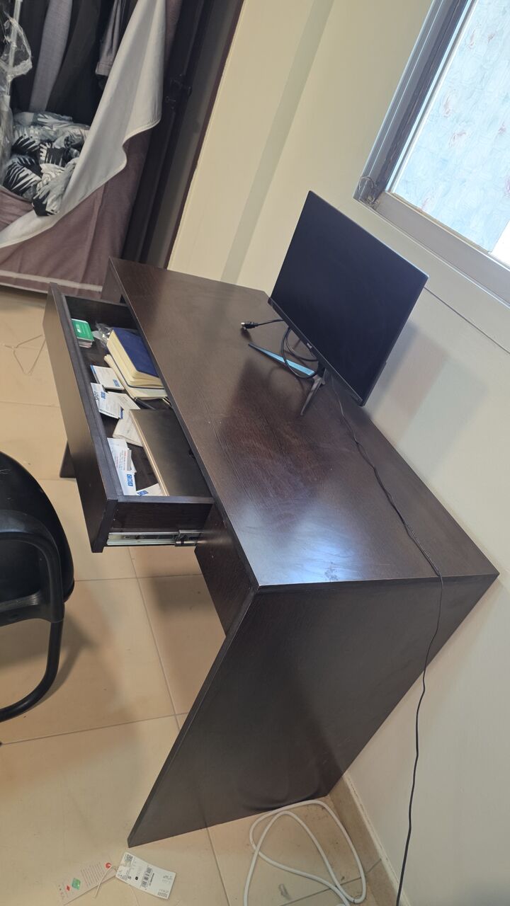 Al Malaz, Furniture, SAR 100,  Urgent Sale Final Exit Good Office Table New Condition