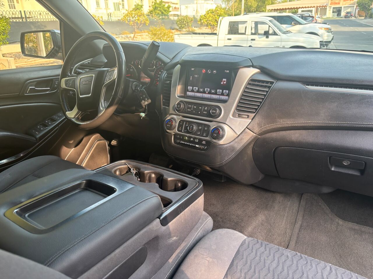 Riffa, Vehicles, Cars & Trucks , BHD 6700,  GMC Yukon SLE,  2016,  Automatic,  218000 KM,