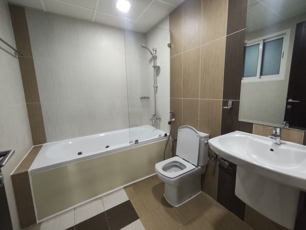 Manama, Apartments, Flats, Houses & Villas, BHD 650/year,  3 BR,  Amazing Offer 3 Bhk At Seef Just For 650 Bhd