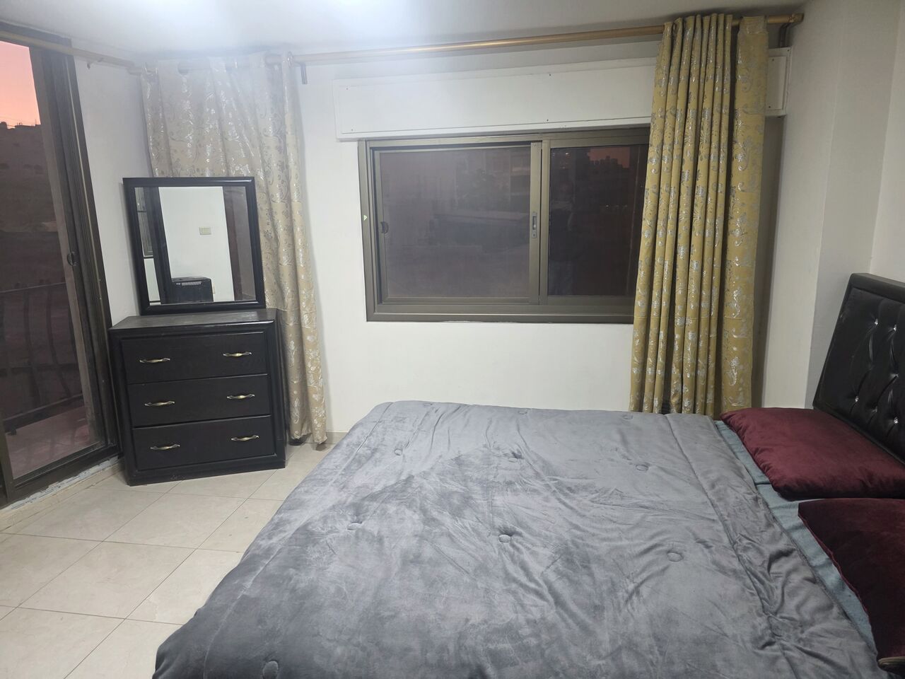 Amman, Apartments, Flats, Houses & Villas, JOD 400/month,  2 BR,  Furnished Apartment In Shmeisani For Rent