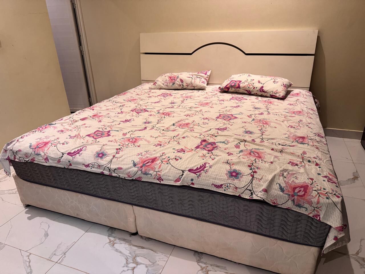 Al Mursalat, Furniture, SAR 800,  King Size Bed And New Mattress (Size 220*200)
