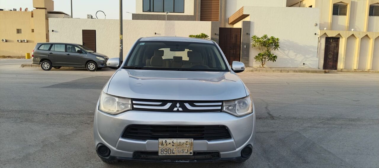 Riyadh, Vehicles, Cars & Trucks , SAR 24000,  Mitsubishi Outlander,  2014,  Automatic,  215000 KM,  , ,  , 215,000 Km,  4×4