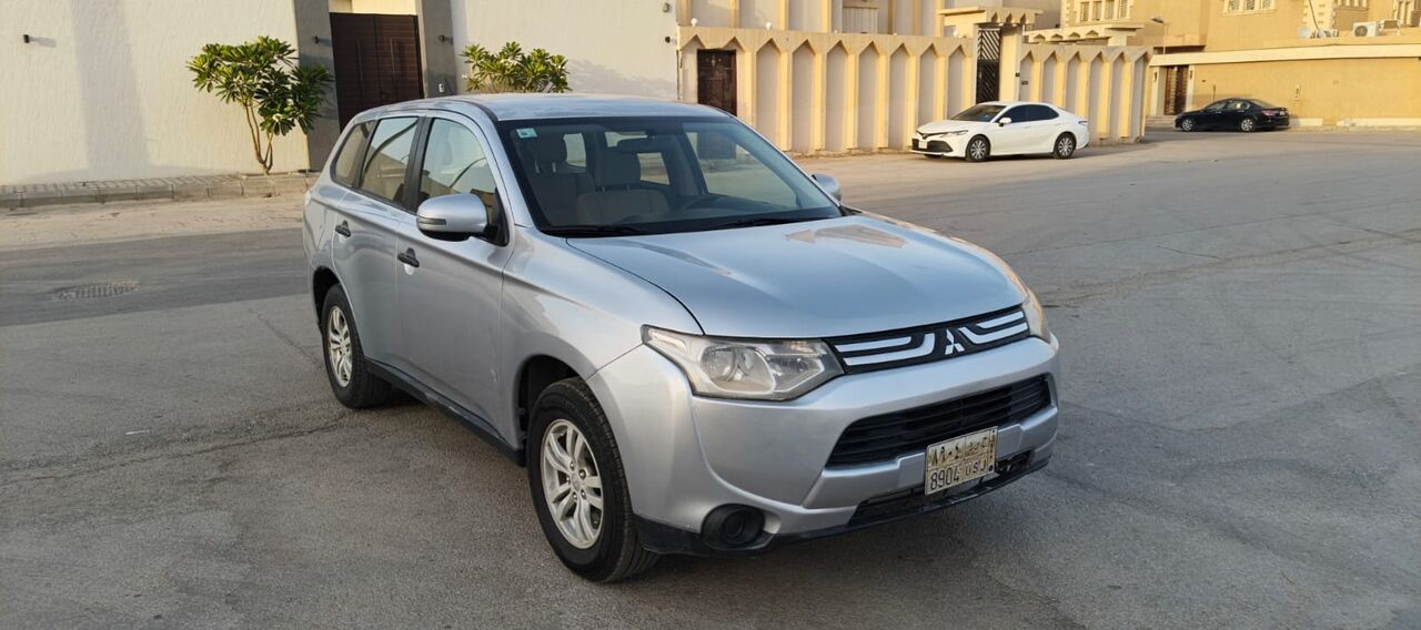 Riyadh, Vehicles, Cars & Trucks , SAR 24000,  Mitsubishi Outlander,  2014,  Automatic,  215000 KM,  , ,  , 215,000 Km,  4×4