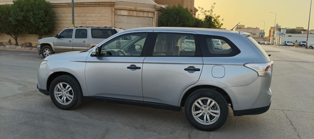 Riyadh, Vehicles, Cars & Trucks , SAR 24000,  Mitsubishi Outlander,  2014,  Automatic,  215000 KM,  , ,  , 215,000 Km,  4×4