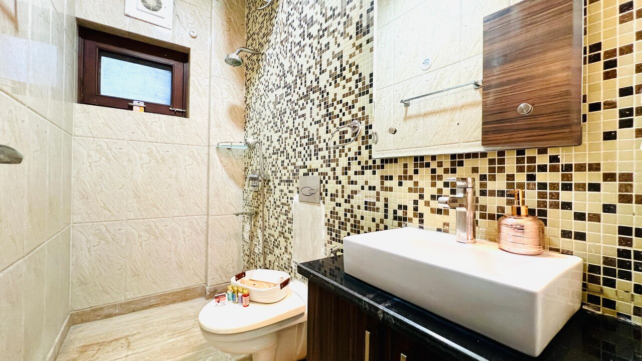 New Delhi, Housing Exchanges, INR 11849/day,  2 BR,  1200 Sq. Feet,  Modern 2BHK - New Friends Colony - Balcony, Parking