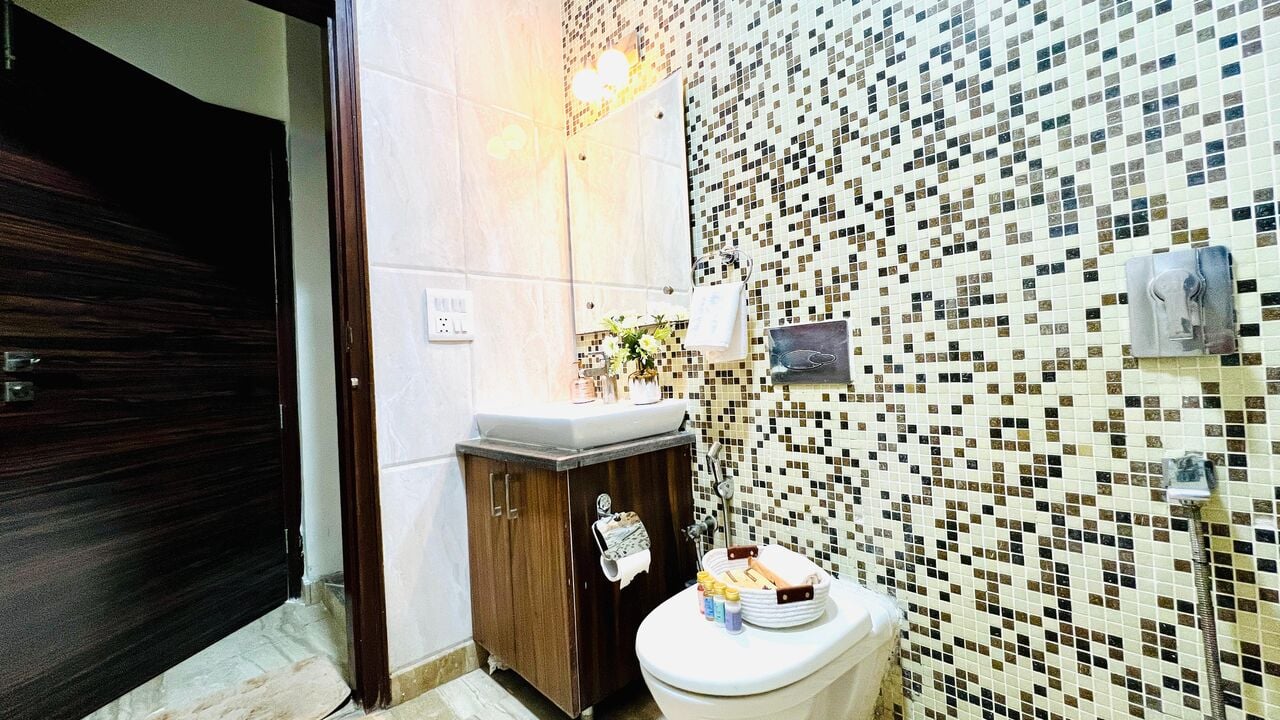New Delhi, Housing Exchanges, INR 11849/day,  2 BR,  1200 Sq. Feet,  Modern 2BHK - New Friends Colony - Balcony, Parking
