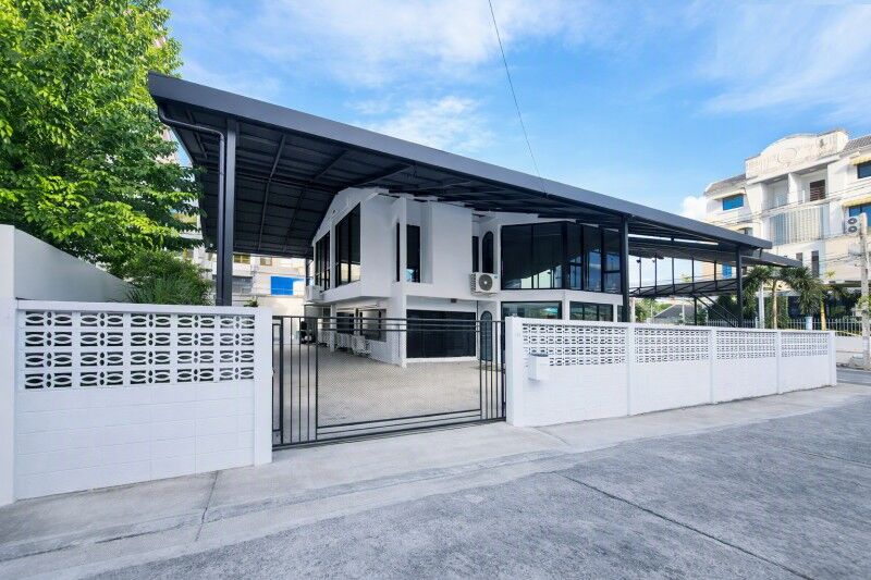 Bangkok, Villas, THB 119998,  150 Sq. Feet,  Parking For 12 Cars, MRT Chok Chai 4 1.86 Km., MRT Sutthisan 2.45 Km. 2-story Office
