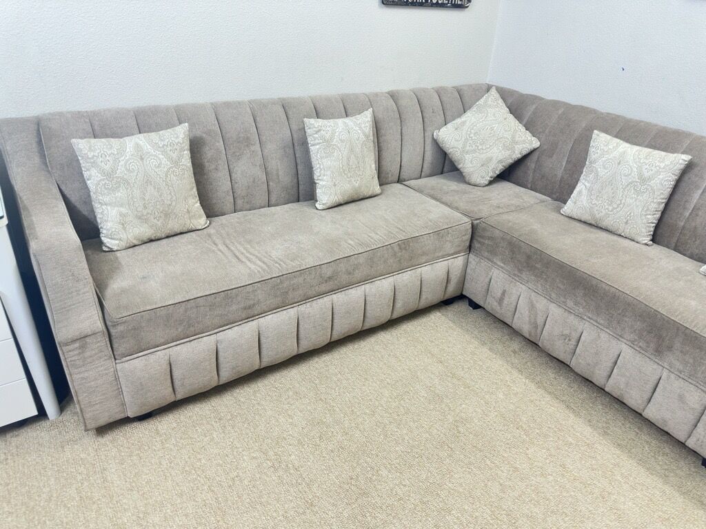 Al Malaz, Furniture, SAR 900,  L-Shape 5-Seater Sofa (Almost New)