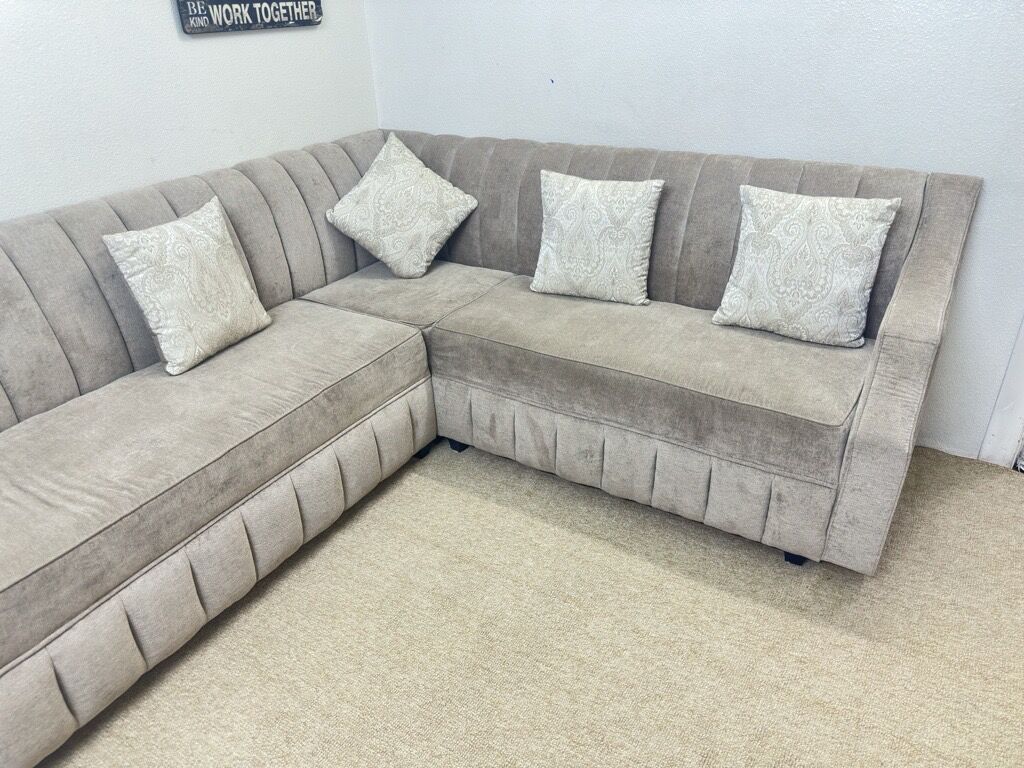 Al Malaz, Furniture, SAR 900,  L-Shape 5-Seater Sofa (Almost New)