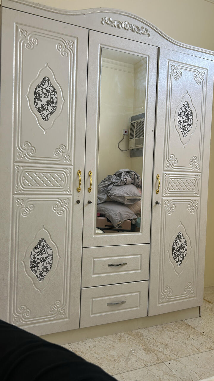 Manama, Furniture, BHD 40,  FOR SALE &ndash; 3 Door Wardrobe With Mirror