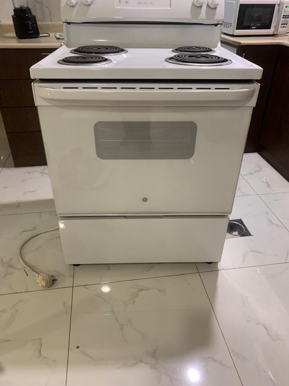 Khobar, Appliances, SAR 1880,  GE Electric Stove &ndash; Excellent Condition (220&ndash;240V)