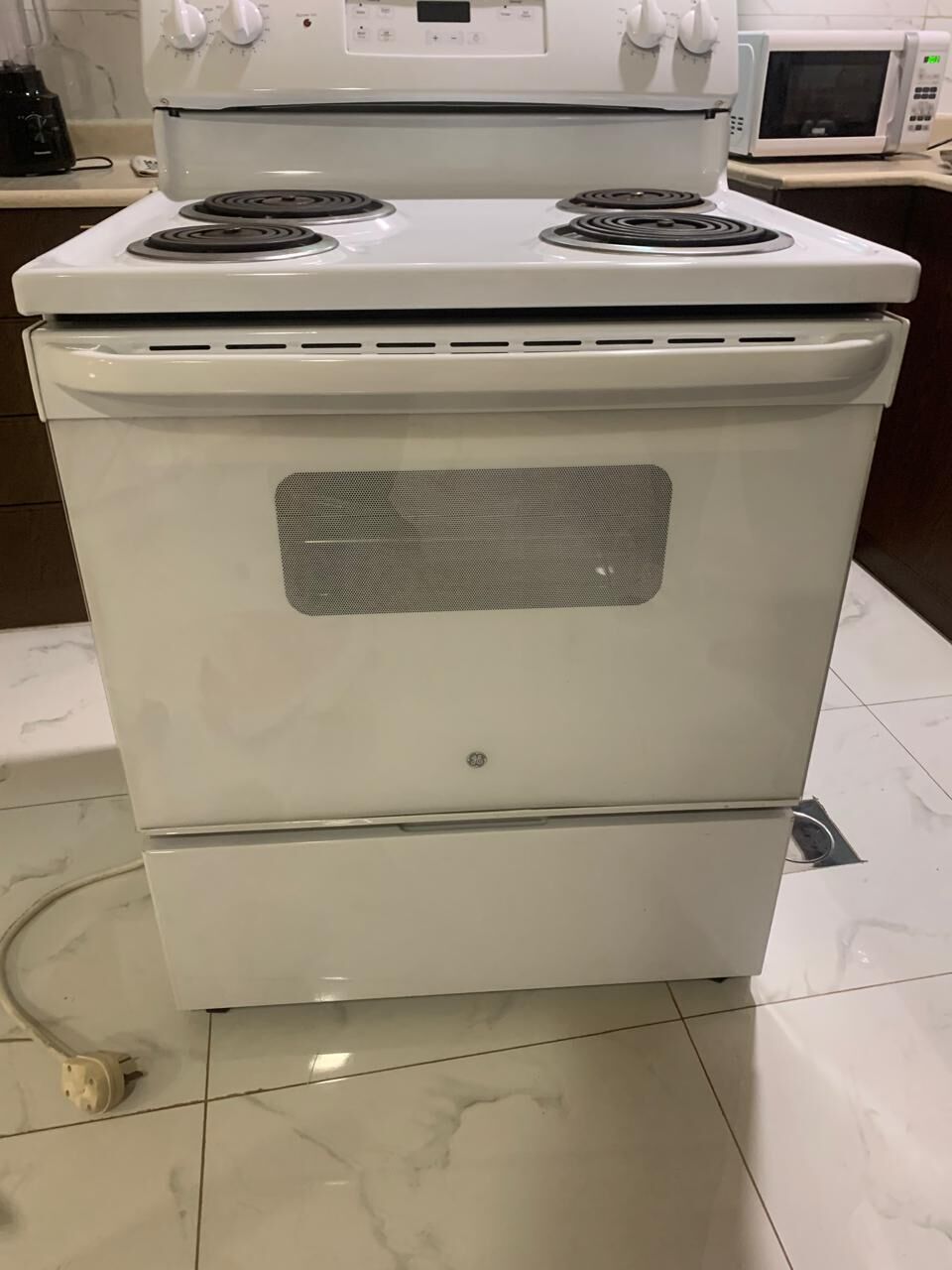 Khobar, Appliances, SAR 1880,  GE Electric Stove &ndash; Excellent Condition (220&ndash;240V)