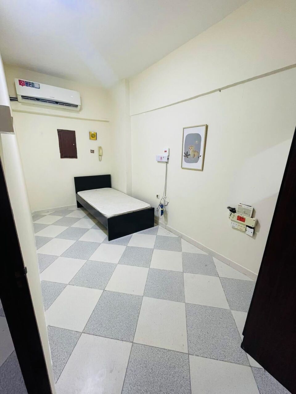 Doha, Rooms for Rent, QAR 1300/month,  Furnished,  25 Sq. Meter,  Concrete Rooms & Partition Rooms