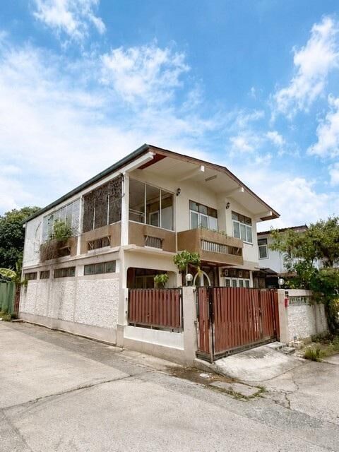Bangkok, Real Estate For Sale, THB 6590000,  5 BR,  49 Sq. Feet,  2-storey Detached House For Sale, Corner House, Soi Vejthani Hospital. Near The Yellow