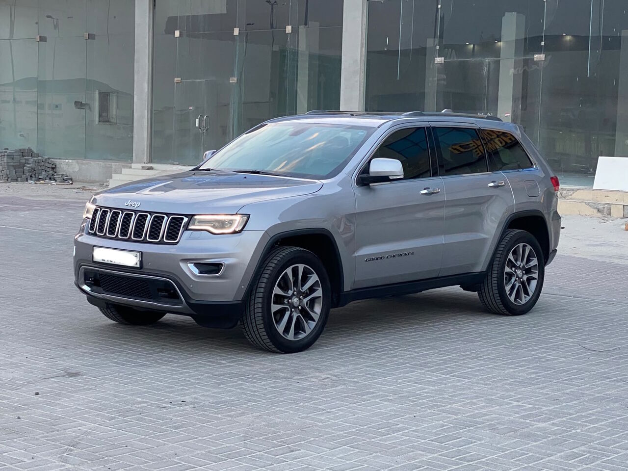 Manama, Vehicles, Cars & Trucks , BHD 6500,  Jeep Grand Cherokee LTD,  2018,  Automatic,  118000 KM,    (Silver)