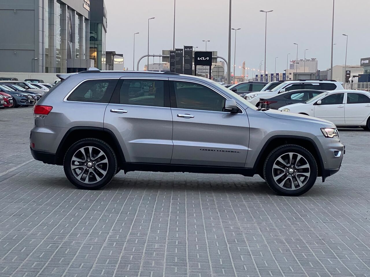Manama, Vehicles, Cars & Trucks , BHD 6500,  Jeep Grand Cherokee LTD,  2018,  Automatic,  118000 KM,    (Silver)