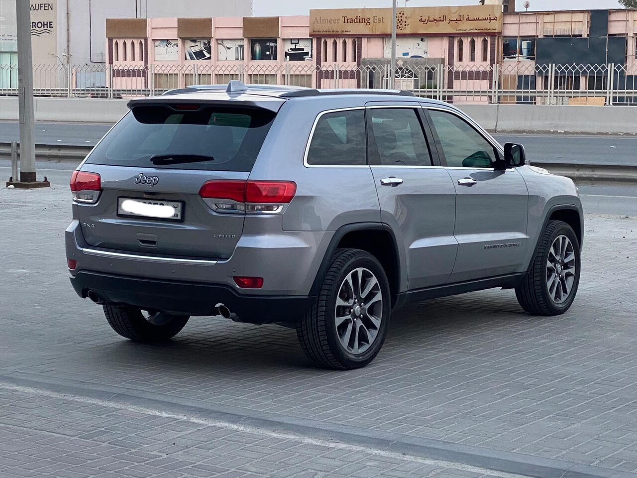 Manama, Vehicles, Cars & Trucks , BHD 6500,  Jeep Grand Cherokee LTD,  2018,  Automatic,  118000 KM,    (Silver)