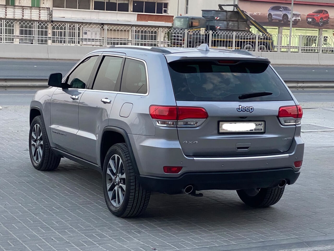 Manama, Vehicles, Cars & Trucks , BHD 6500,  Jeep Grand Cherokee LTD,  2018,  Automatic,  118000 KM,    (Silver)