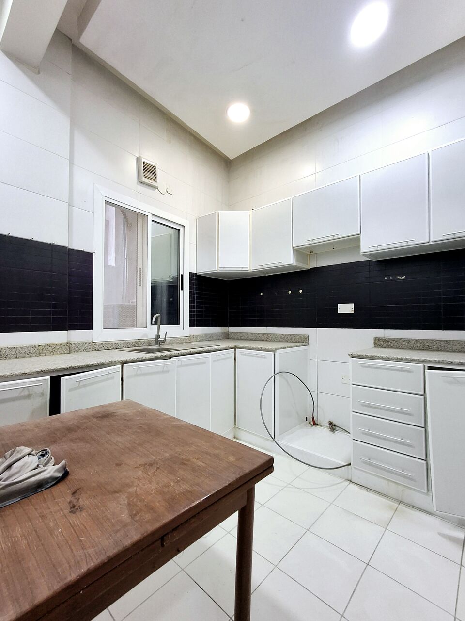 Gudaibiya, Apartments, Flats, Houses & Villas, BHD 220/month,  2 BR,  - Very Neet Semi Furnished 2 BHK Flat With Ewa @220/BD In Gudaibiya