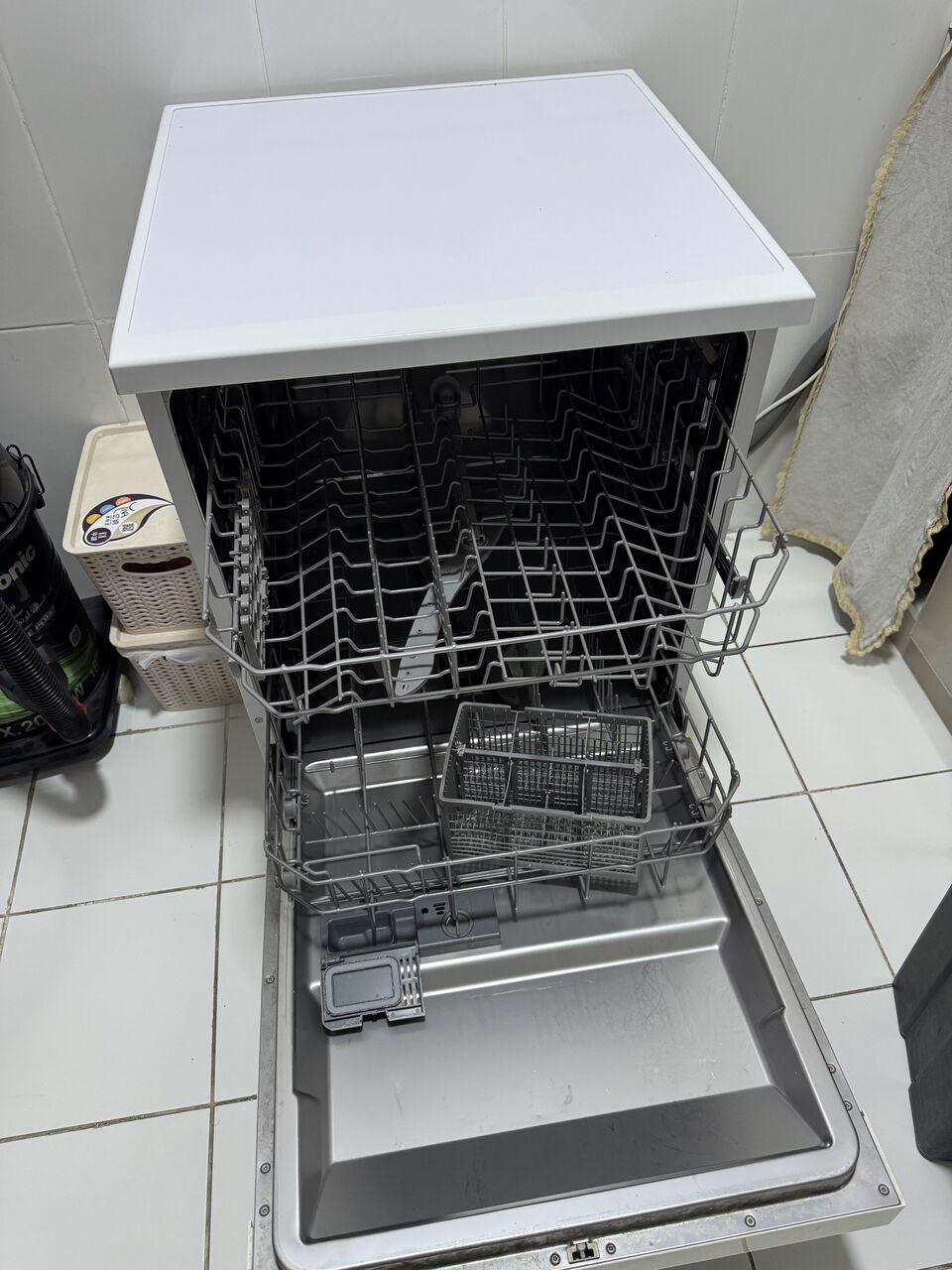 Madinat Al Ummal, Appliances, SAR 650,  Midea Dishwasher 6 Programs