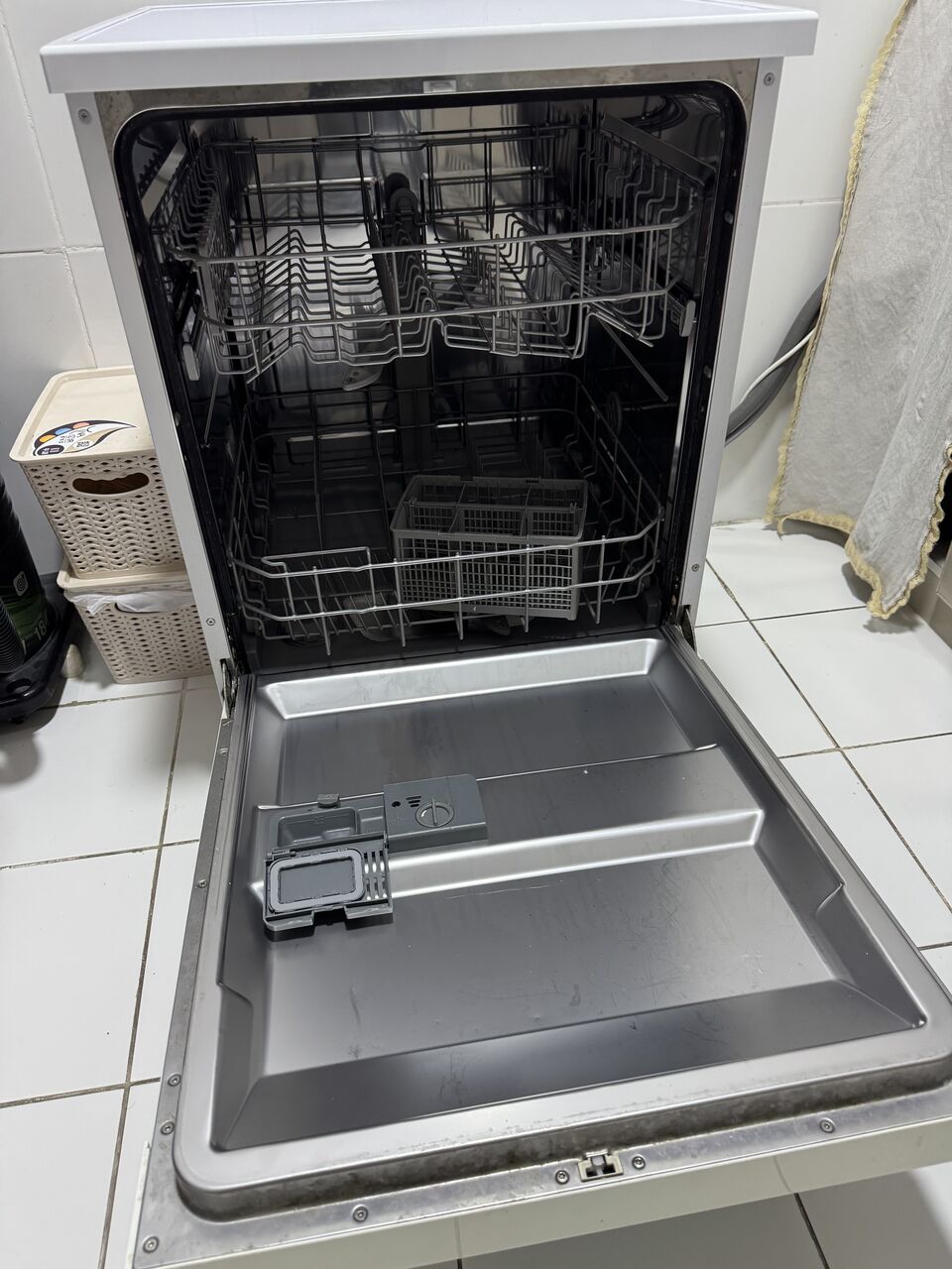 Madinat Al Ummal, Appliances, SAR 650,  Midea Dishwasher 6 Programs