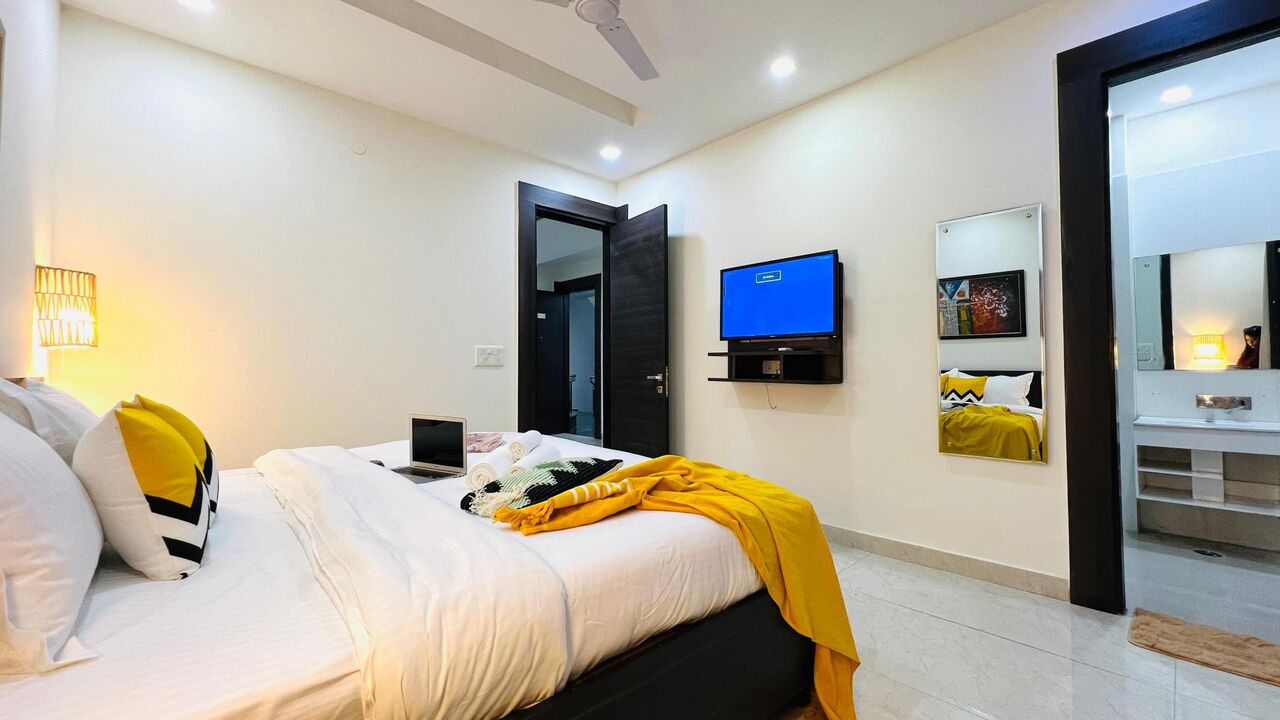 Gurgaon, Apartments, Flats, Houses & Villas, INR 4000/day,  Furnished,  1 BR,  550 Sq. Feet,  One Bedroom Apartment Dlf Cyber City