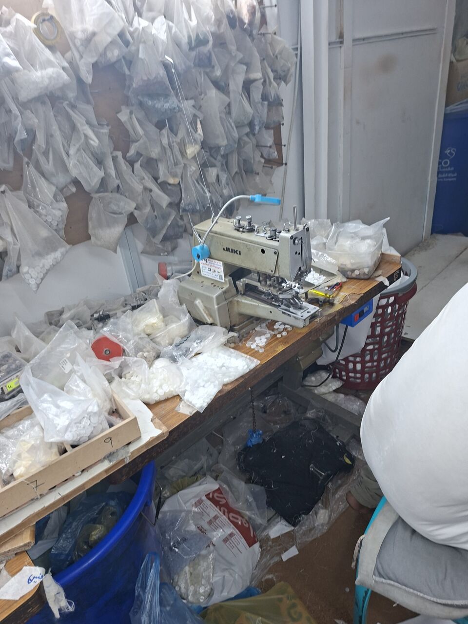 Olaya, Jobs, Kanch Batan