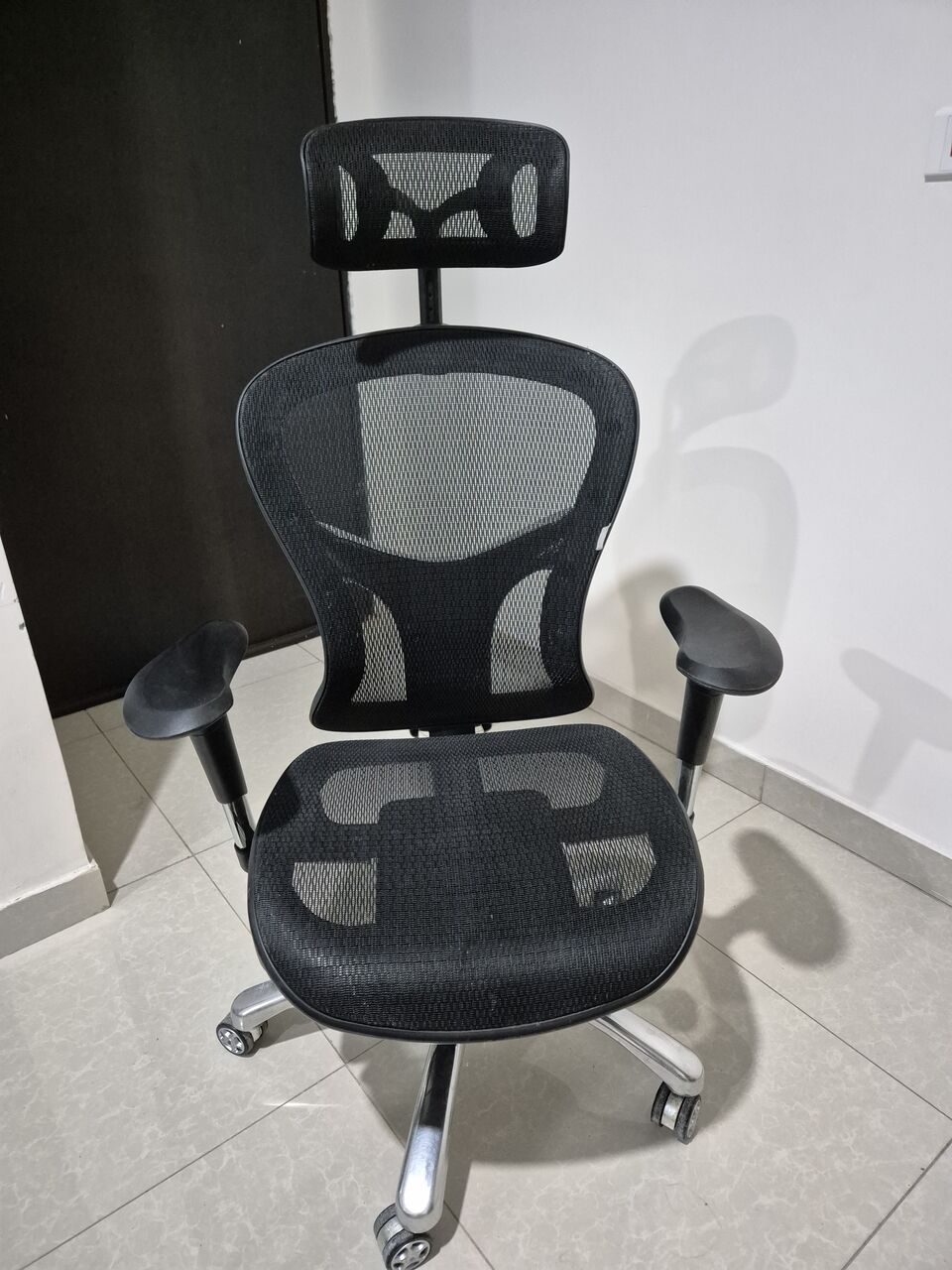 Riyadh, Furniture, SAR 500,  كرسي مكتب متين وبحالة جيدة SIHOO M18 Office Chair