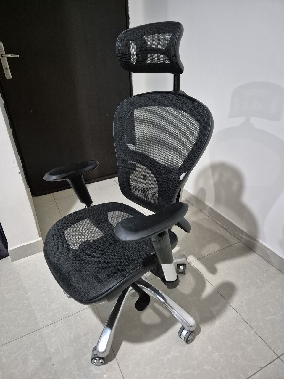 Riyadh, Furniture, SAR 500,  كرسي مكتب متين وبحالة جيدة SIHOO M18 Office Chair
