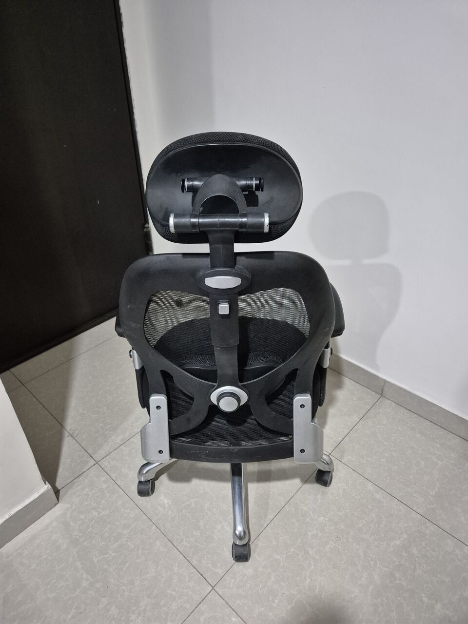 Riyadh, Furniture, SAR 500,  كرسي مكتب متين وبحالة جيدة SIHOO M18 Office Chair