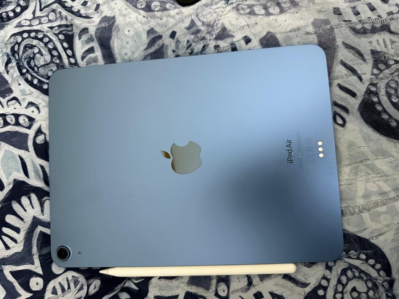 Riyadh, Mobile Phones, SAR 1600,  IPad Air 5th Generation (64GB) With Apple Pencil 2 And Keyboard