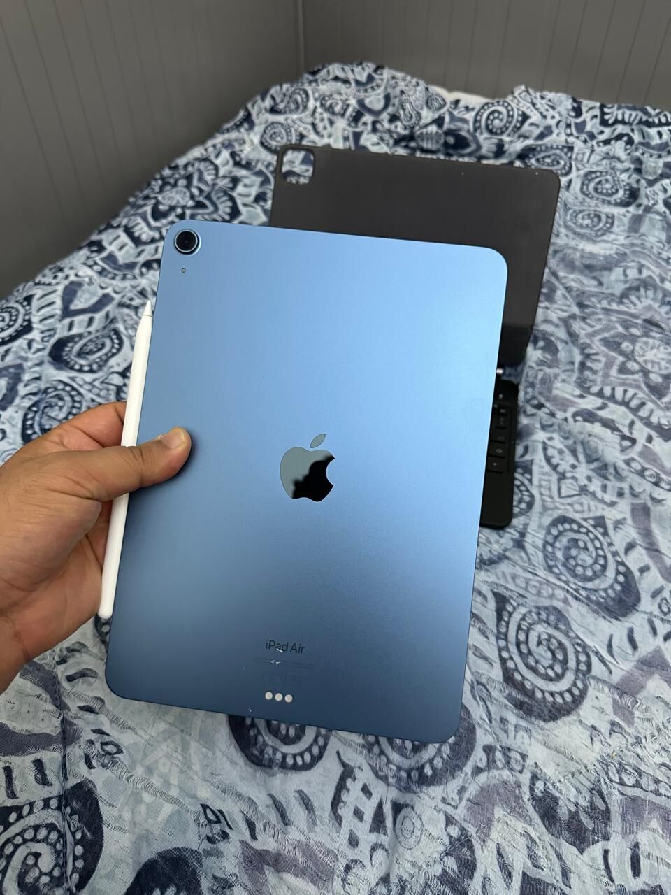 Riyadh, Mobile Phones, SAR 1600,  IPad Air 5th Generation (64GB) With Apple Pencil 2 And Keyboard