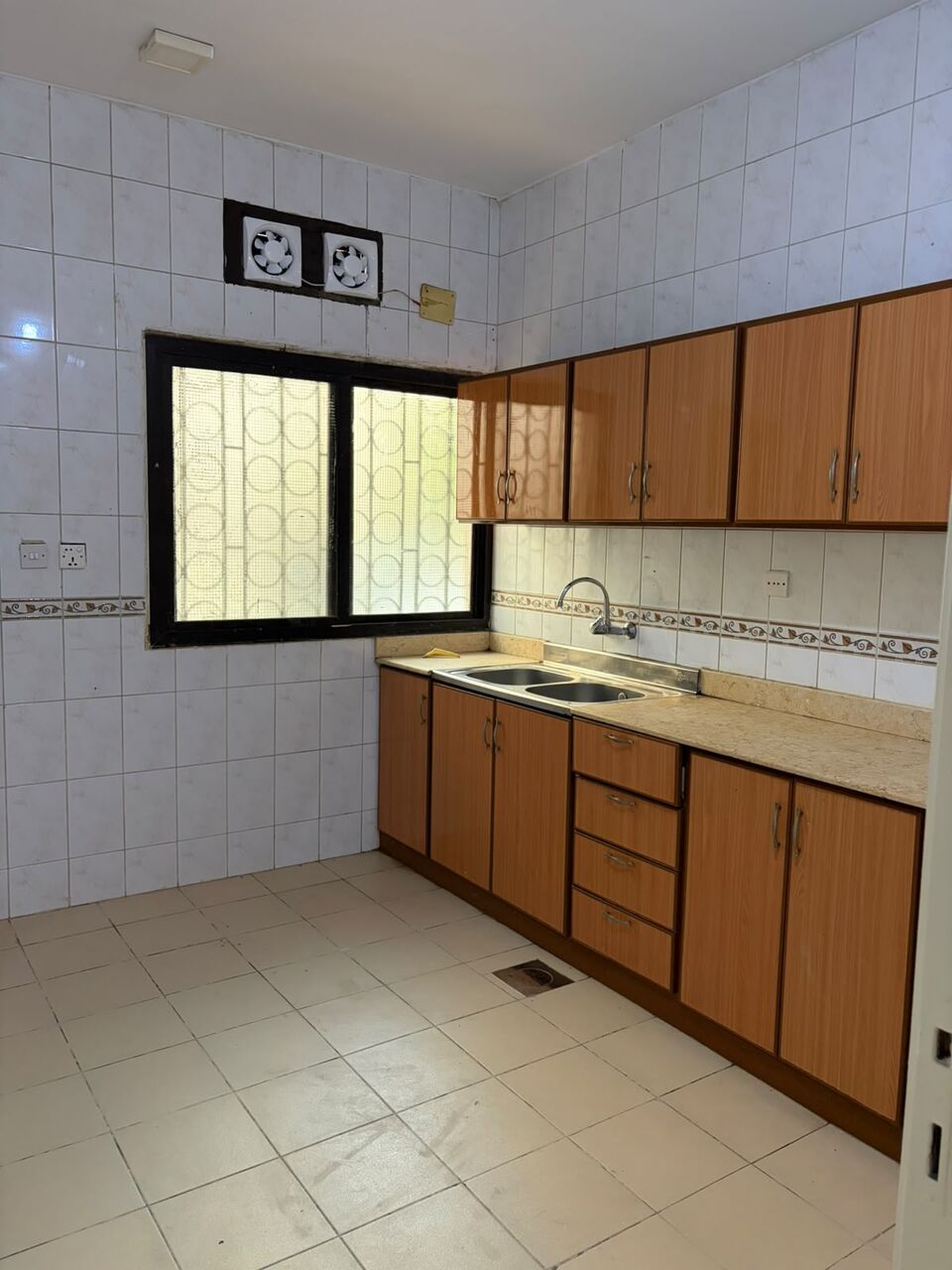 Jeddah, Apartments, Flats, Houses & Villas, 4 BR,  Apartment For Rent In Al Faisaliyah, Jeddah &ndash; Prime Location