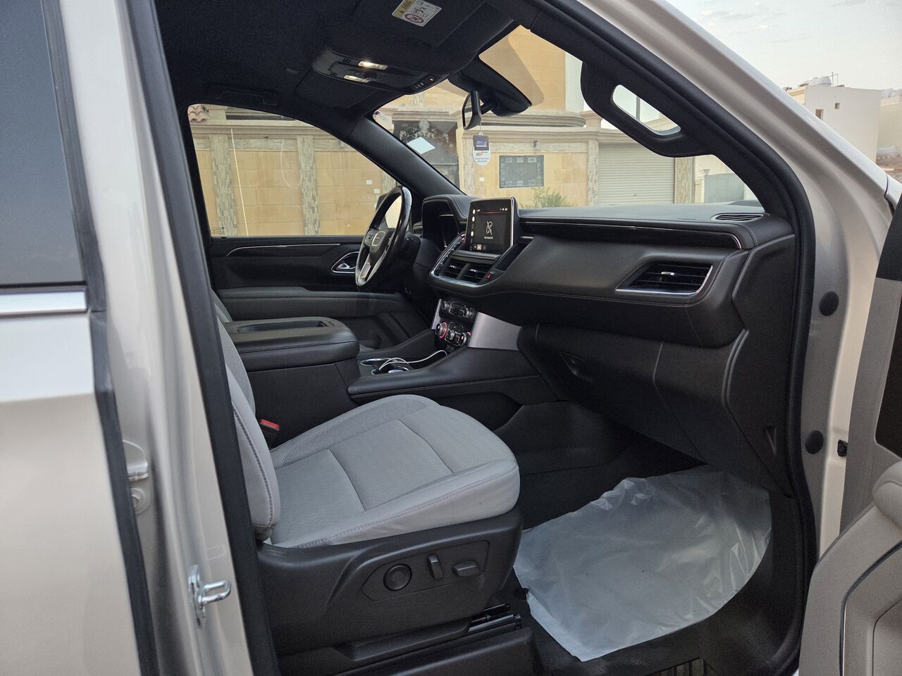 Dammam, Vehicles, Cars & Trucks , SAR 145000,  GMC Yukon SLE 2022 Model Odo 131850km Maintained By Authorized Service Co. In Dammam,  2022,  Automatic,  131850 KM,  GMC Yukon SLE  Model Odo 131850km Maintained By Authorized Service Company