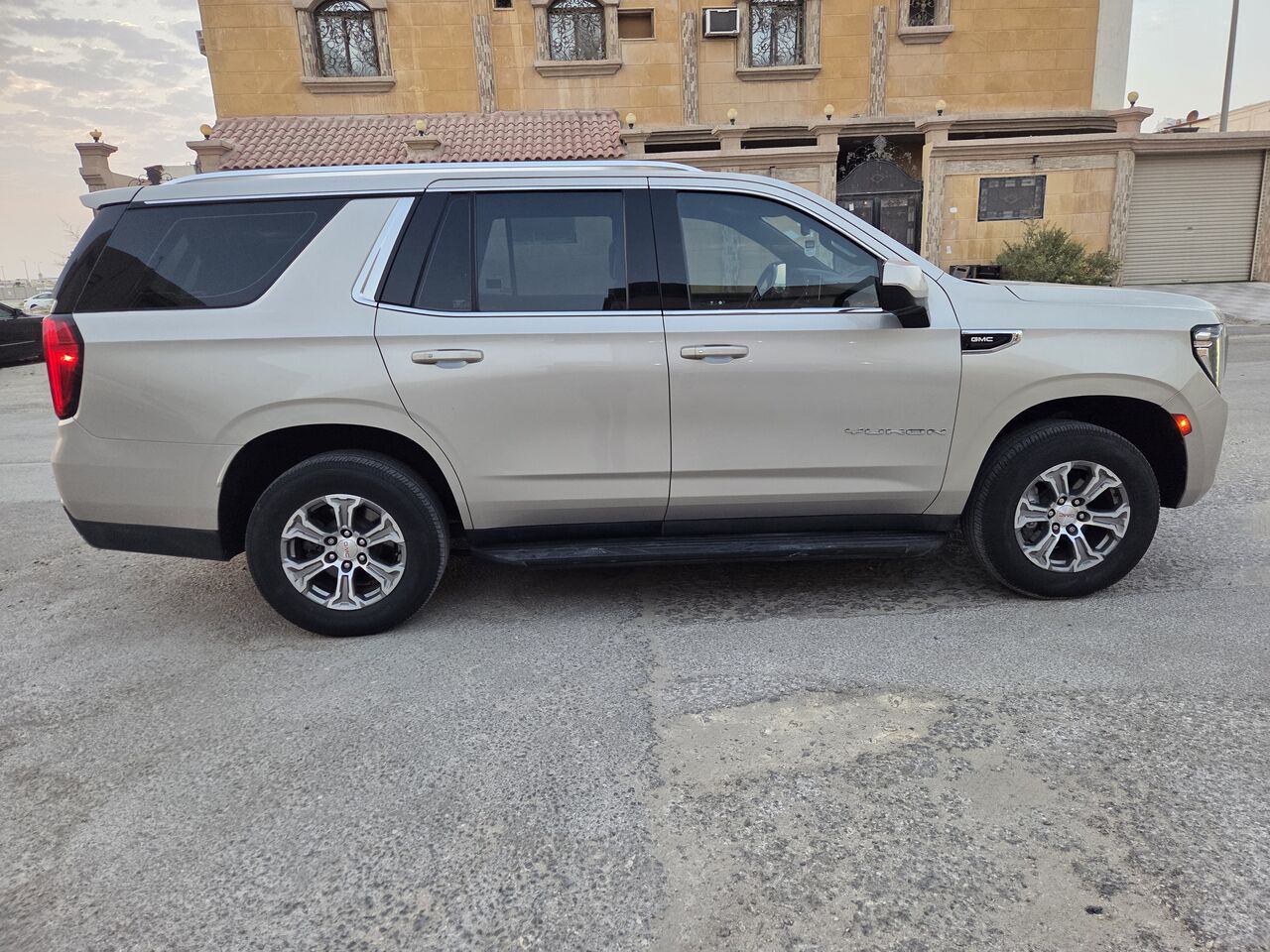 Dammam, Vehicles, Cars & Trucks , SAR 145000,  GMC Yukon SLE 2022 Model Odo 131850km Maintained By Authorized Service Co. In Dammam,  2022,  Automatic,  131850 KM,  GMC Yukon SLE  Model Odo 131850km Maintained By Authorized Service Company