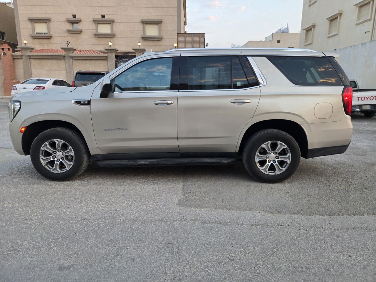 Dammam, Vehicles, Cars & Trucks , SAR 145000,  GMC Yukon SLE 2022 Model Odo 131850km Maintained By Authorized Service Co. In Dammam,  2022,  Automatic,  131850 KM,  GMC Yukon SLE  Model Odo 131850km Maintained By Authorized Service Company
