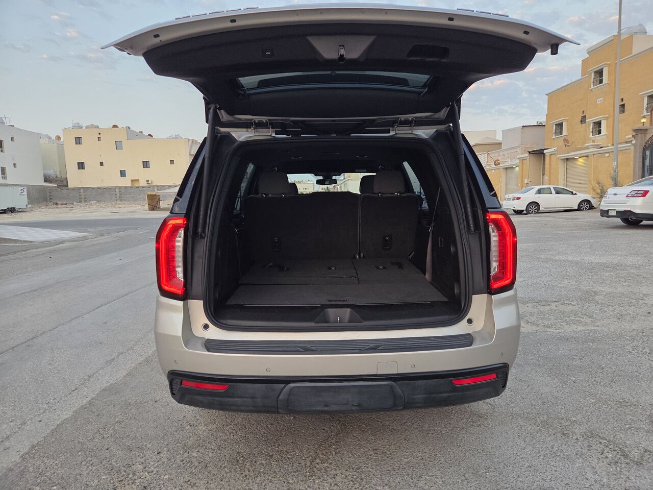 Dammam, Vehicles, Cars & Trucks , SAR 145000,  GMC Yukon SLE 2022 Model Odo 131850km Maintained By Authorized Service Co. In Dammam,  2022,  Automatic,  131850 KM,  GMC Yukon SLE  Model Odo 131850km Maintained By Authorized Service Company