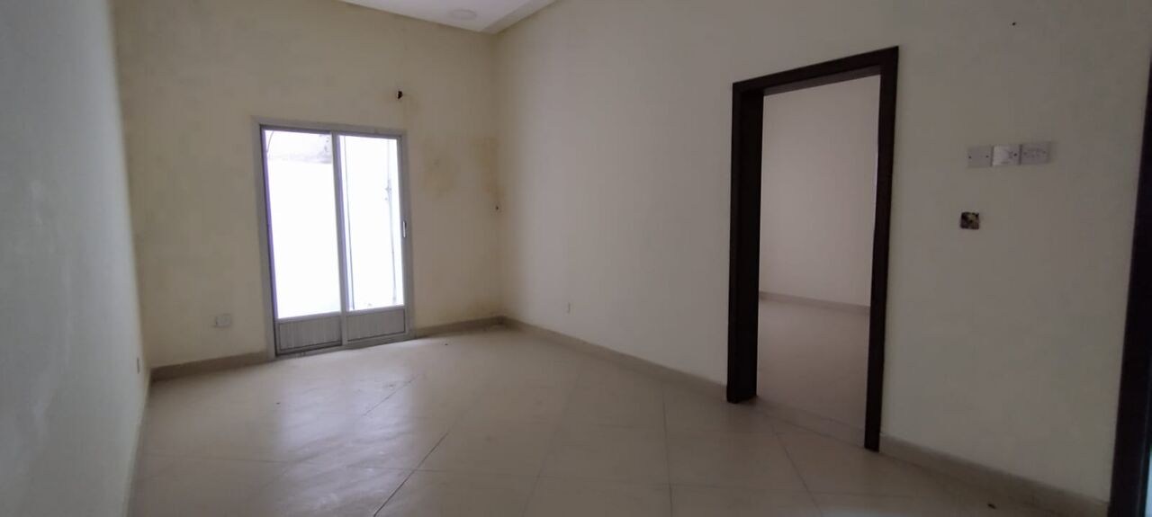 Manama, Apartments, Flats, Houses & Villas, BHD 140/year,  2 BR,  Buquwah:- Groundfloor 2Bhk Unfurnished Flat On Rent..