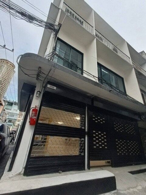 Bangkok, Villas, THB 50000,  1 Sq. Feet,  Commercial Building For Rent, 3 Floors, Corner Unit With Rooftop, Completely Renovated,