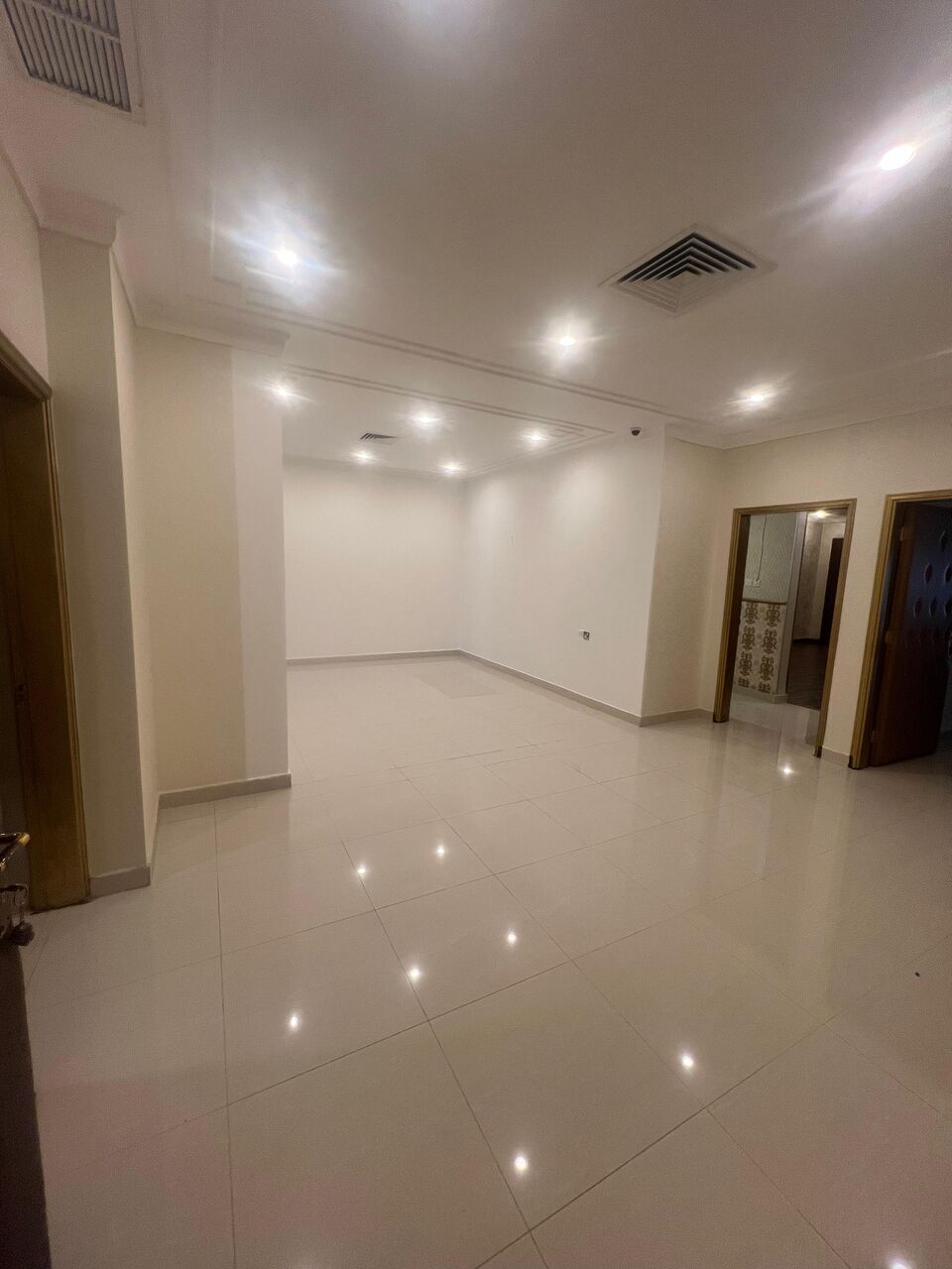 Salwa, Apartments, Flats, Houses & Villas, KWD 650/month,  5 BR,  Ground Floor Apartment For Rent In Salwa With 3 Entrances.