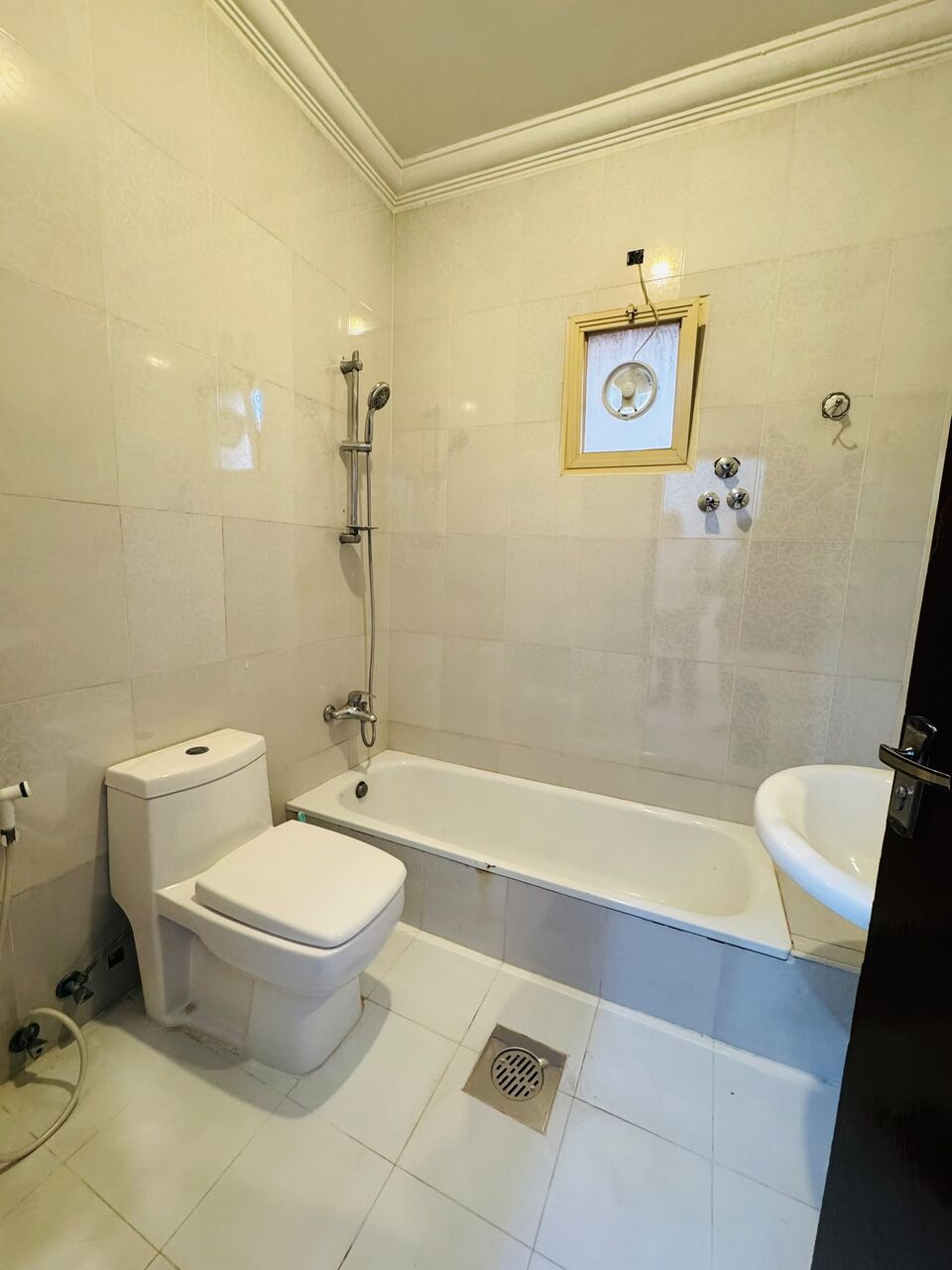 Kuwait City, Apartments, Flats, Houses & Villas, KWD 450/month,  3 BR,  Apartment For Rent In Al-Salam, 3 Bedrooms Including A Master Bedroom.