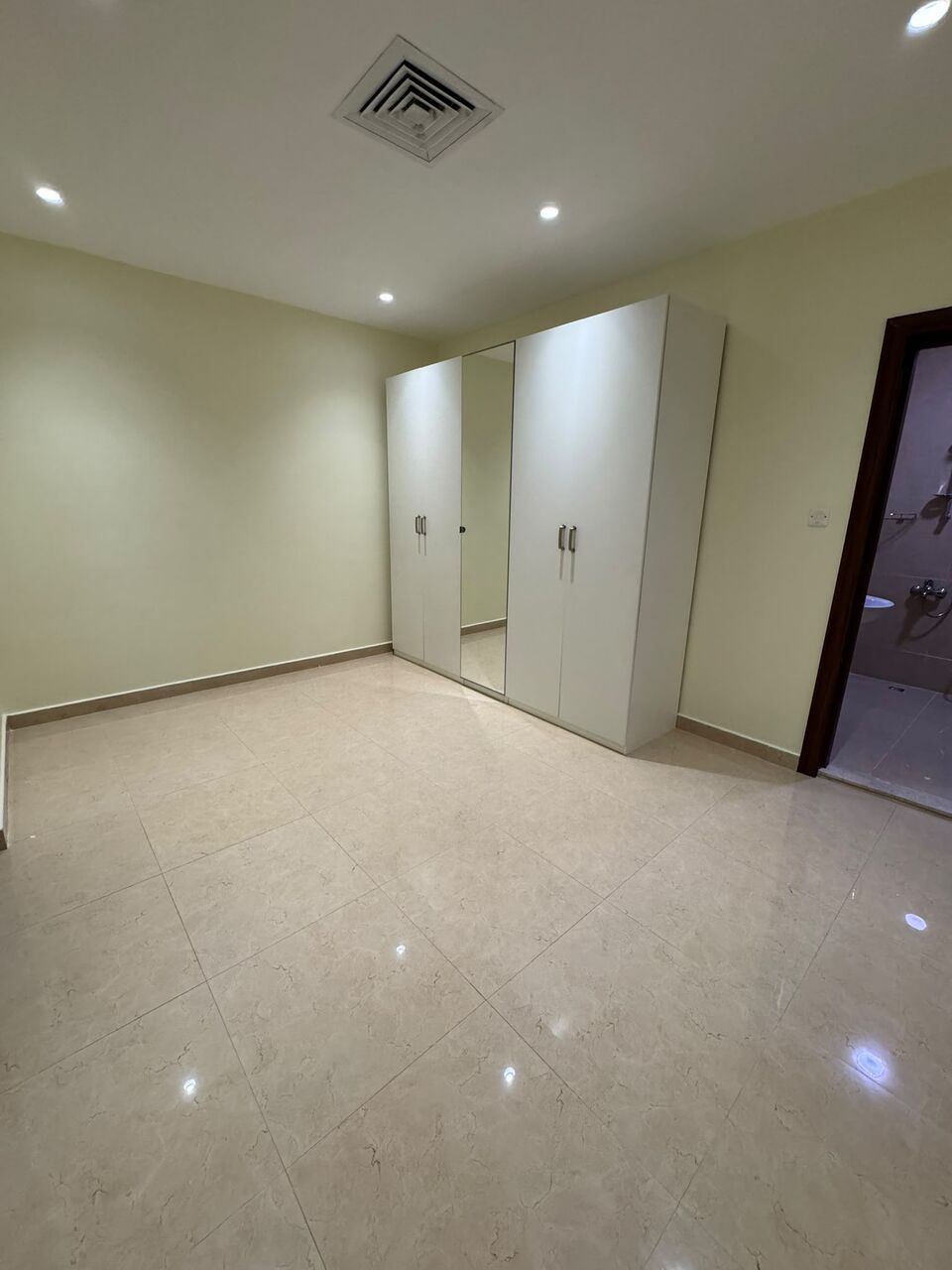 Kuwait City, Apartments, Flats, Houses & Villas, KWD 565/month,  3 BR,  For Rent: Semi-furnished Apartment In Hawally, 3 Master Bedrooms