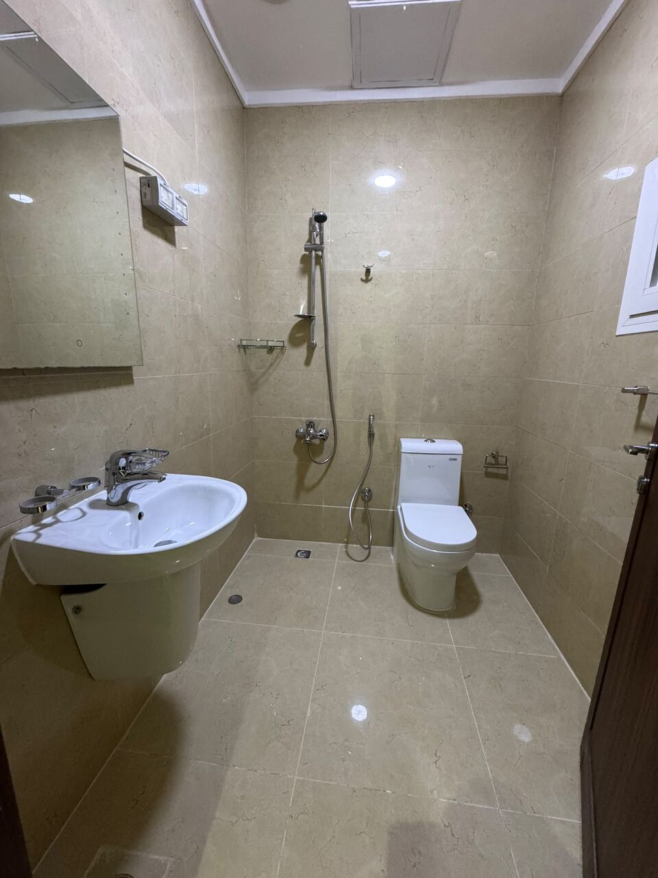 Kuwait City, Apartments, Flats, Houses & Villas, KWD 565/month,  3 BR,  For Rent: Semi-furnished Apartment In Hawally, 3 Master Bedrooms