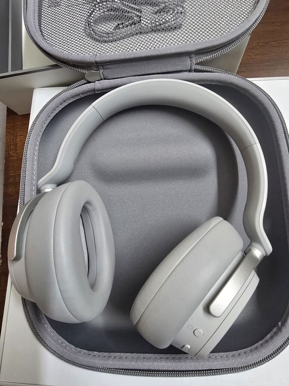 Jeddah, Electronics, SAR 600,  Surface Headphones 2
