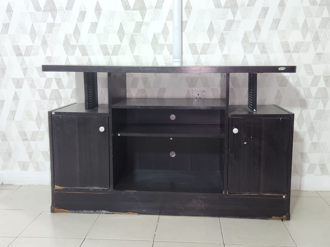 Mahooz, Health & Beauty Items, BHD 10,  Used TV Stand For Sale