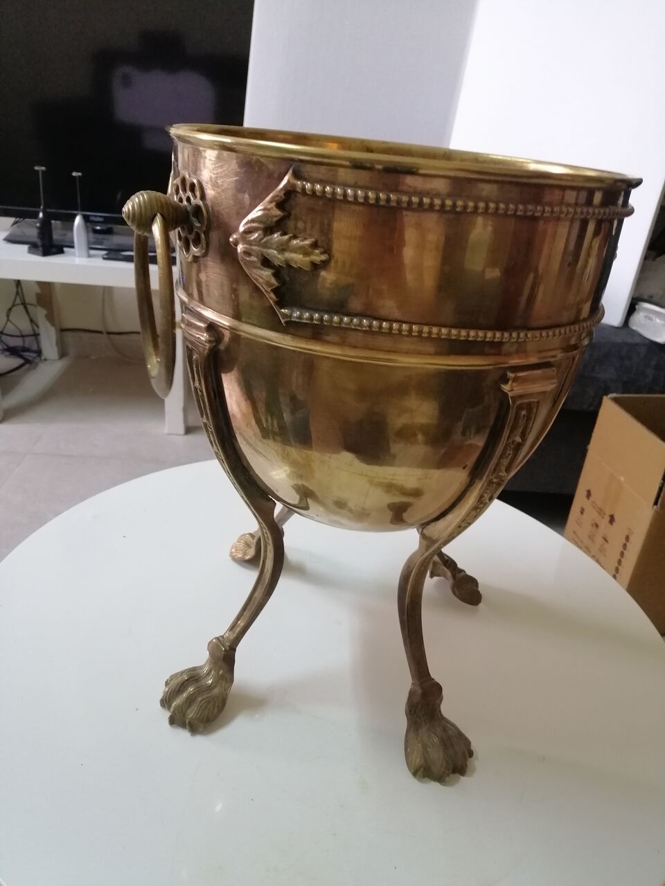 Dhahrat Laban, Furniture, SAR 500,  Vintage Solid Brass/Bronze Ice Bucket & Planter With Claw Feet (Heavy 2.5 Kg)