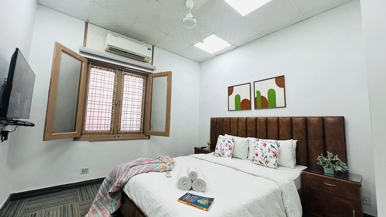Gurgaon, Apartments, Flats, Houses & Villas, INR 4000/day,  Furnished,  1 BR,  450 Sq. Feet,  One Bedroom Apartment Galleria