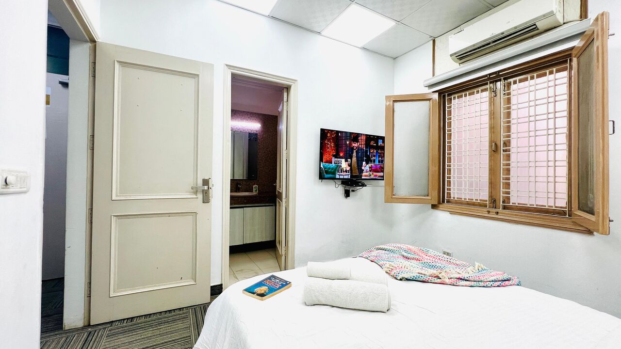 Gurgaon, Apartments, Flats, Houses & Villas, INR 4000/day,  Furnished,  1 BR,  450 Sq. Feet,  One Bedroom Apartment Galleria