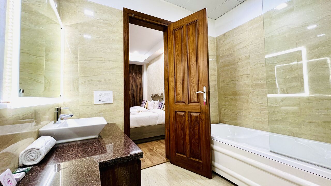 Gurgaon, Apartments, Flats, Houses & Villas, INR 3500/month,  Furnished,  Studio,  350 Sq. Feet,  Bluo Luxury Studio With Bathtub