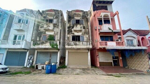 Bangkok, Real Estate For Sale, THB 650000,  2 BR,  20 Sq. Feet,  Thienthong Commercial Building 2, Empty House For Investment Purchase. Low Price,